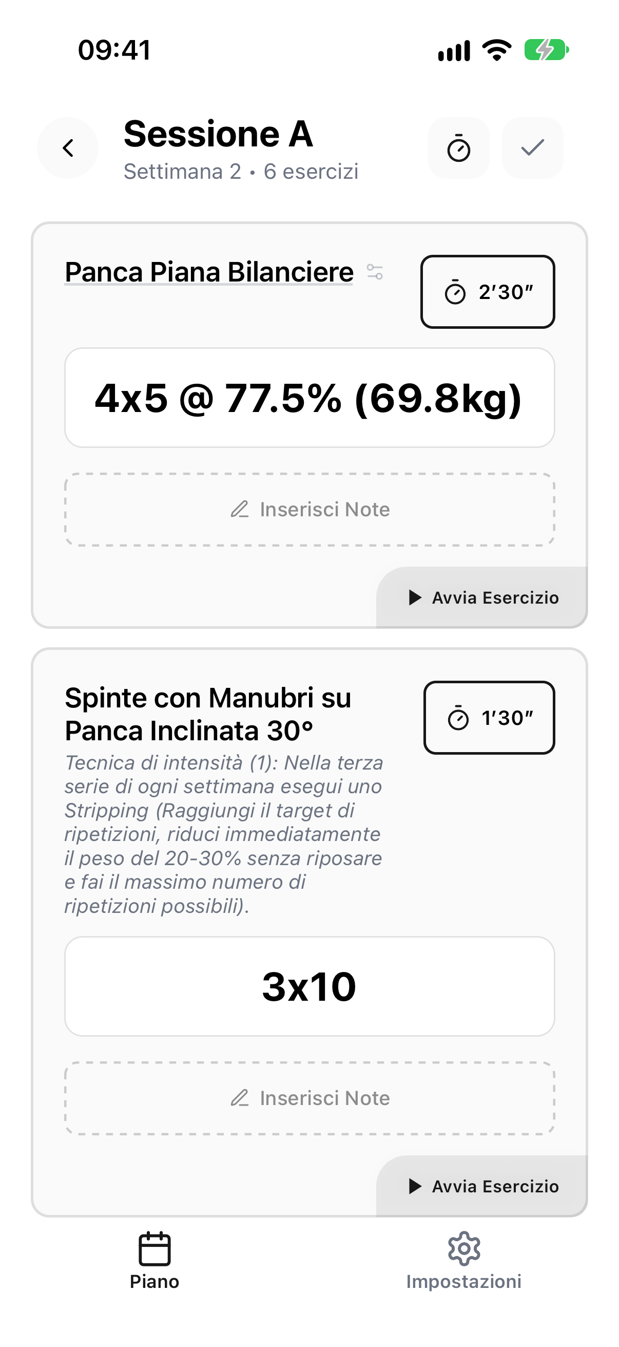 Sessione A, Settimana 2, 6 esercizi, con dati di esempio: Panca Piana Bilanciere 4x5 @ 77.5% (69.8kg) con recupero di 2′30″, e sotto un esercizio con la nota tecnica del programma.