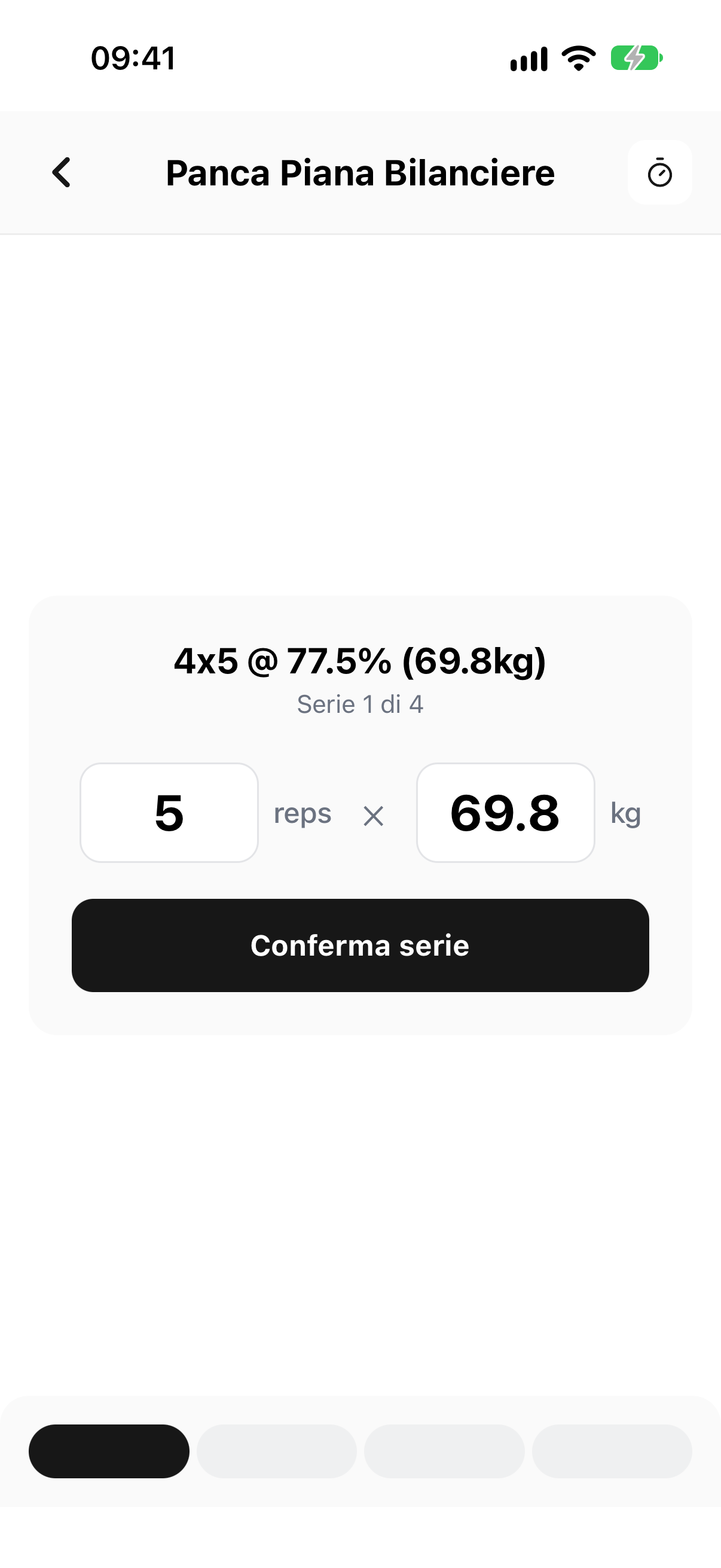 Serie 1 di 4 di Panca Piana Bilanciere, 4x5 @ 77.5% (69.8kg), con dati di esempio: precompilata con 5 ripetizioni e 69.8 kg, pulsante Conferma serie.