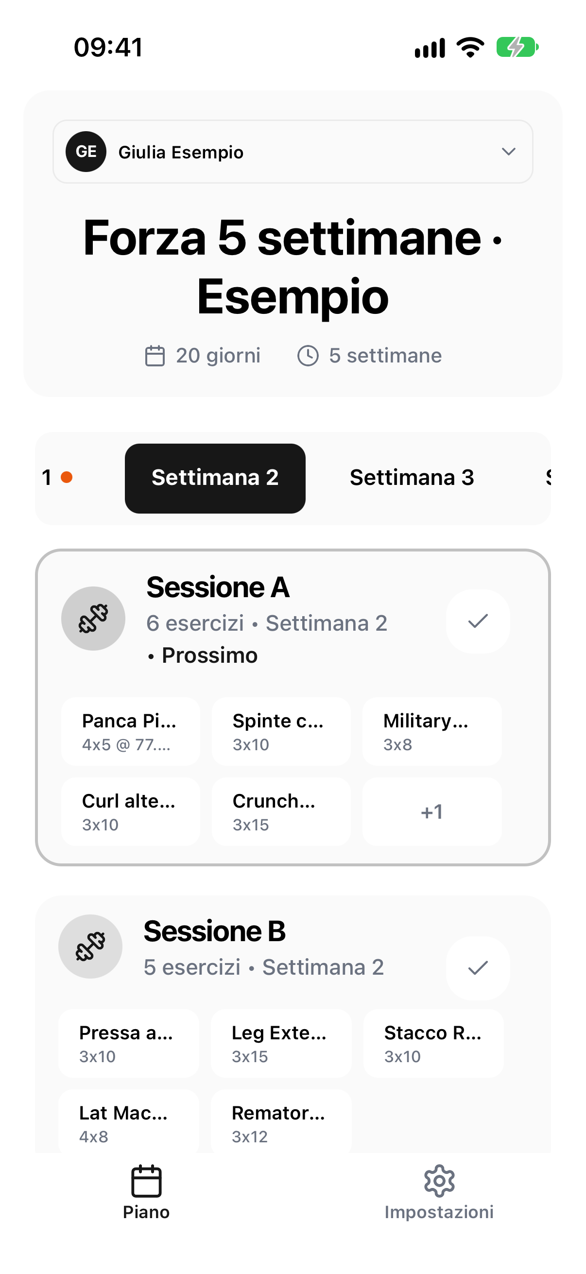 Schermata Piano dell'app vista dal PT, con dati di esempio: selettore sull'atleta Giulia Esempio, piano Forza 5 settimane · Esempio di 20 giorni e 5 settimane, Settimana 2 selezionata e Sessione A indicata come Prossimo.